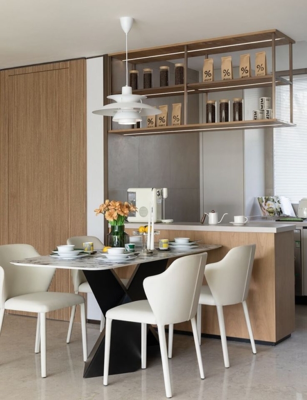 Bàn ăn kết hợp với đèn treo thả